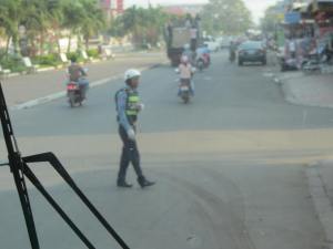 Returning to the sidewalk after an unsuccessful attempt to stop a moto driver without helmet (to the left behind him)